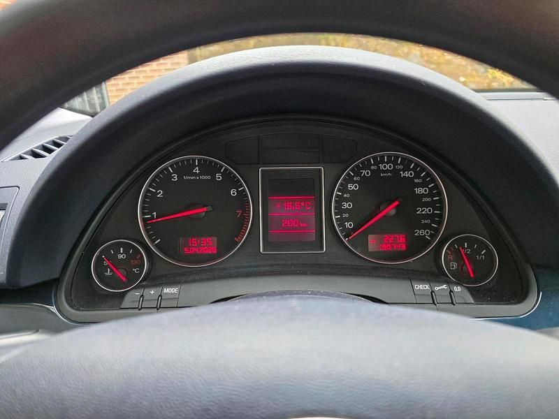 Gebraucht Audi A4 131 PS (96 kW) 2002 Blau Kombi