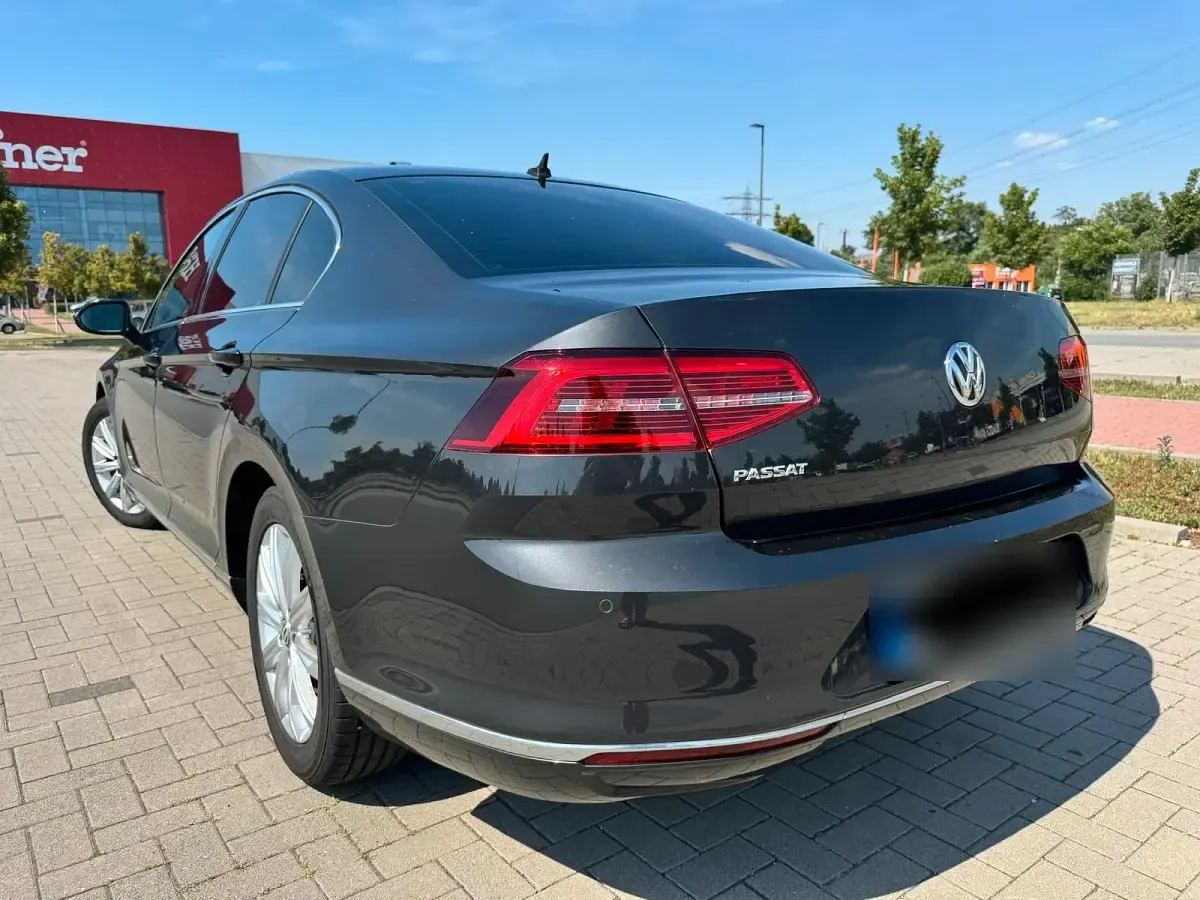 Gebraucht VW Passat 120 PS (88 kW) 2018 Schwarz Limousine
