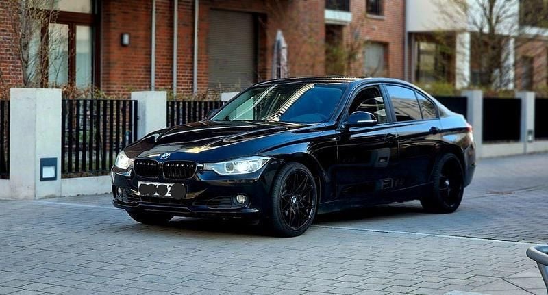 Schwarz Gebraucht 2012 BMW 330 Performance Limousine | 9.450 € (Superpreis) - Bild 1/4