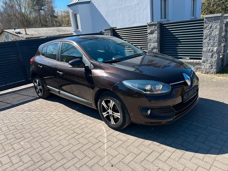 Braun Gebraucht 2015 Renault Mégane III Authentique Limousine | 8.500 € (Etwas zu teuer) - Bild 1/4