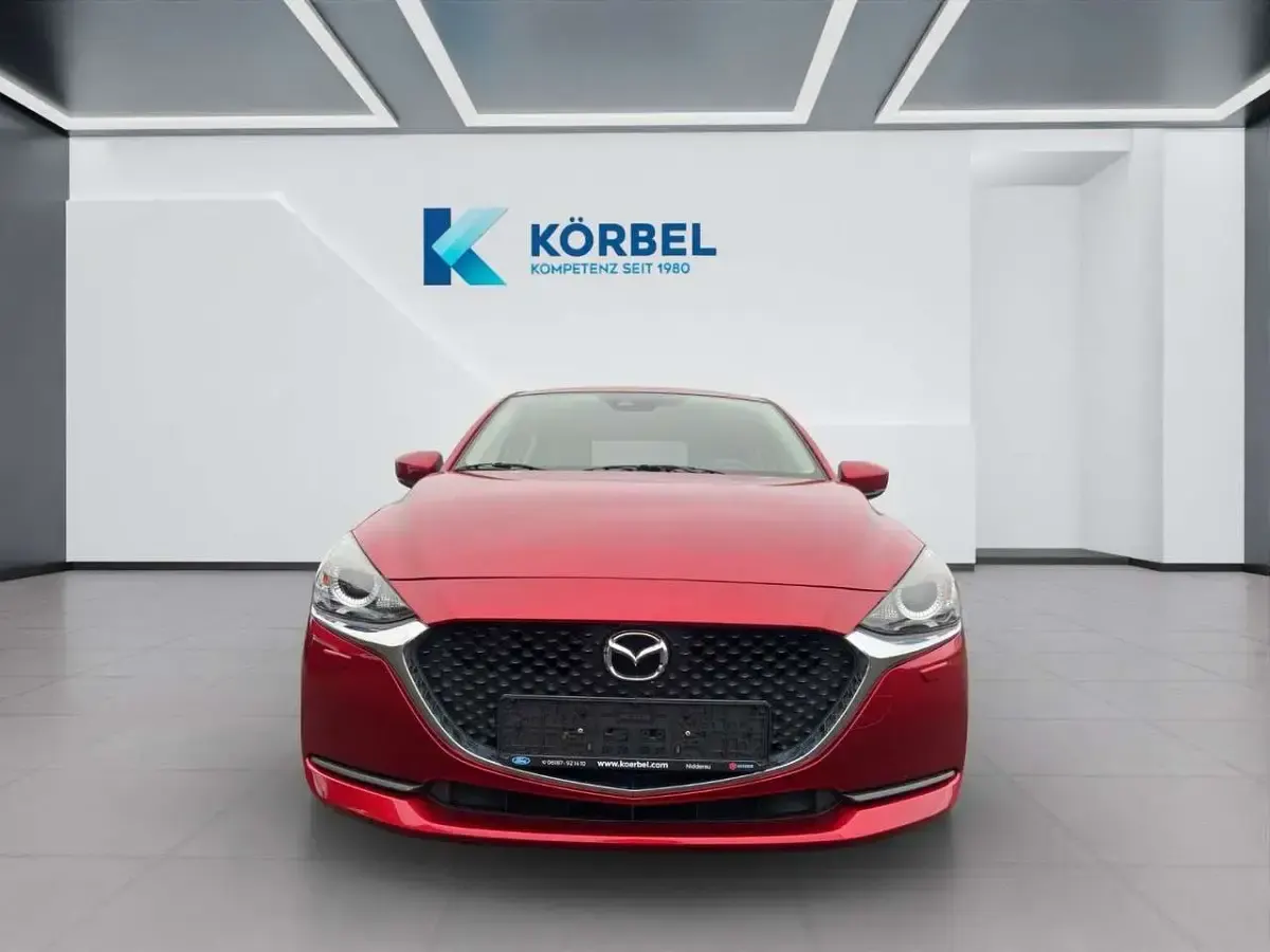Używany Mazda 2 Kizoku 90 KM (66 kW) 2020 Czerwony Sedan/Limuzyna