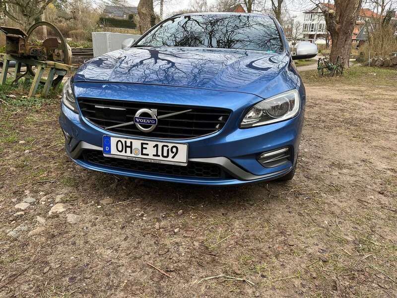 Blau Gebraucht 2017 Volvo V60 R-Design Momentum Kombi | 13.000 € (Fairer Preis) - Bild 1/4