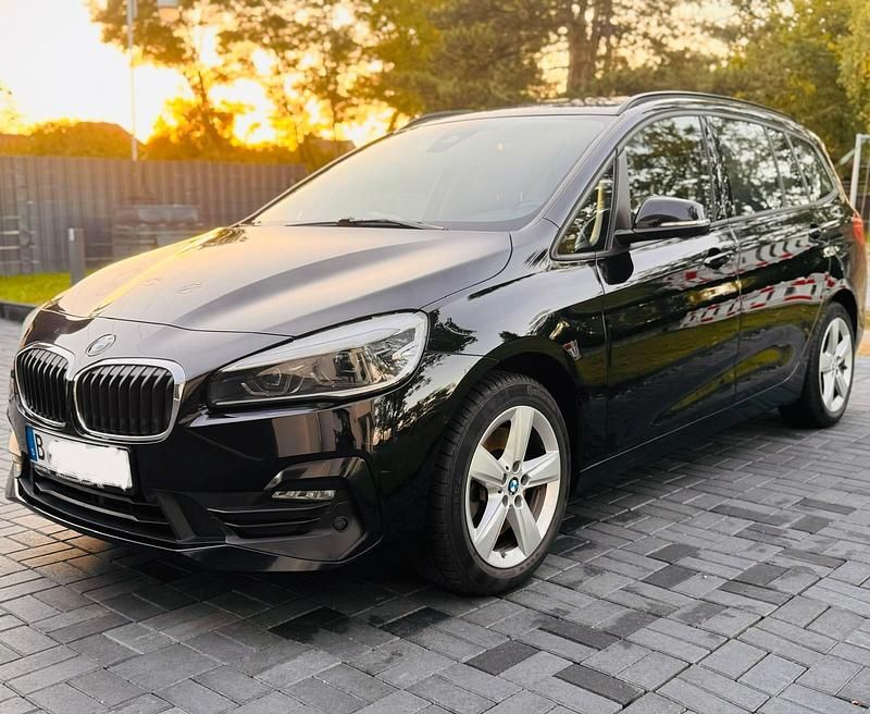 Schwarz Gebraucht 2020 BMW 218 Gran Tourer Advantage Van / Kleinbus | 9.990 € (Fairer Preis) - Bild 1/4