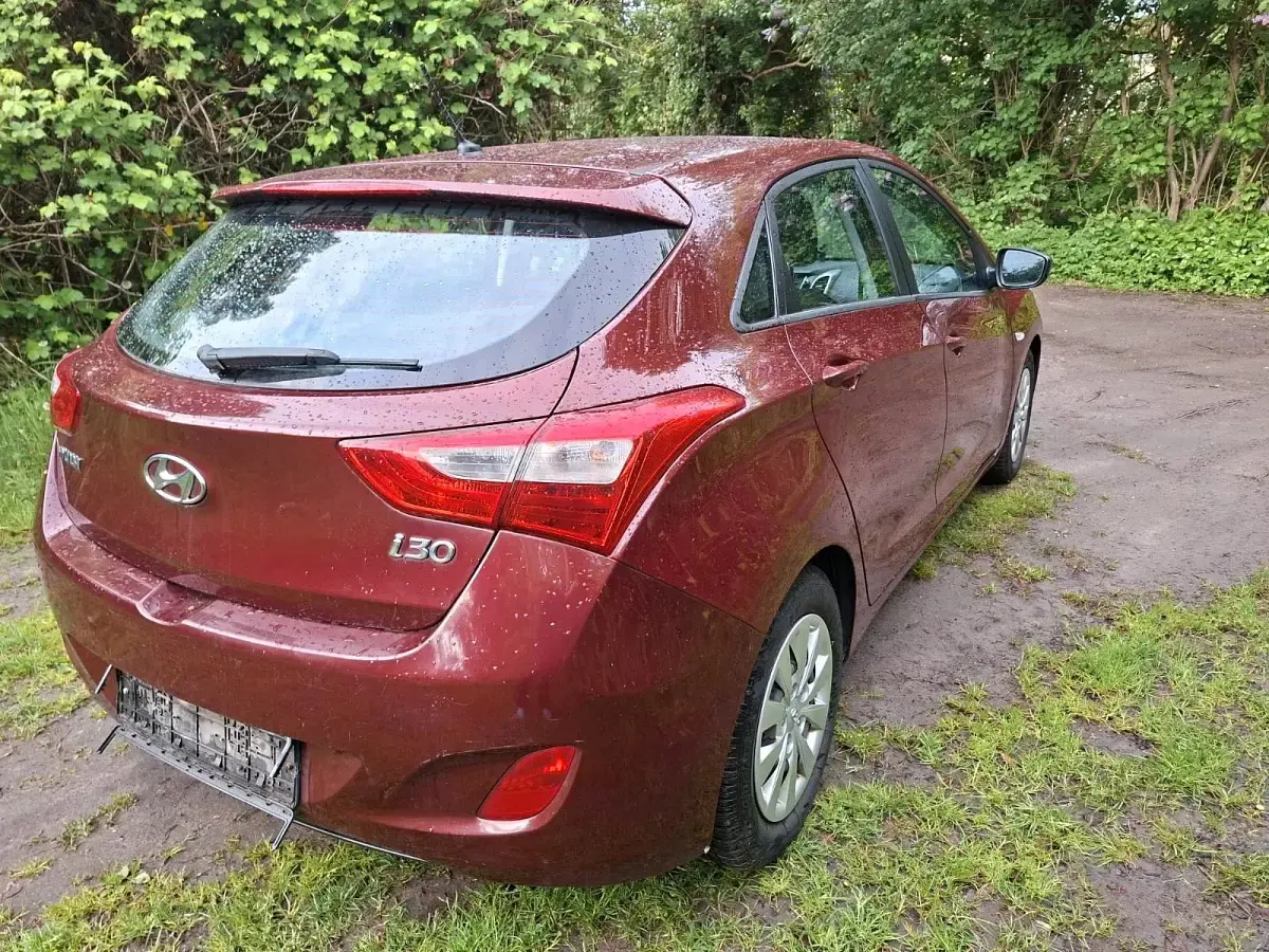 Gebraucht Hyundai i30 101 PS (74 kW) 2016 Rot Kleinwagen
