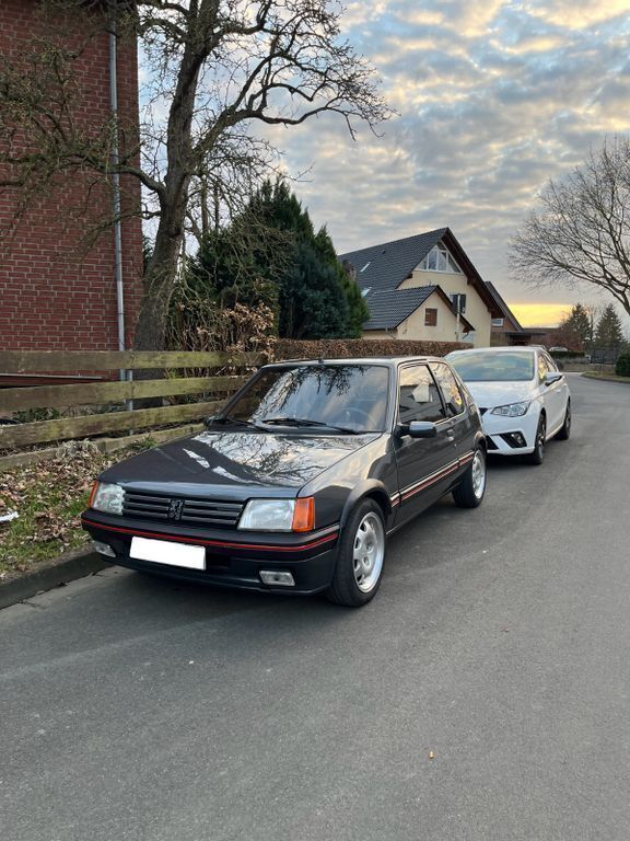 Grau Gebraucht 1993 Peugeot 205 GTi Kleinwagen | 4.999 € - Bild 1/4
