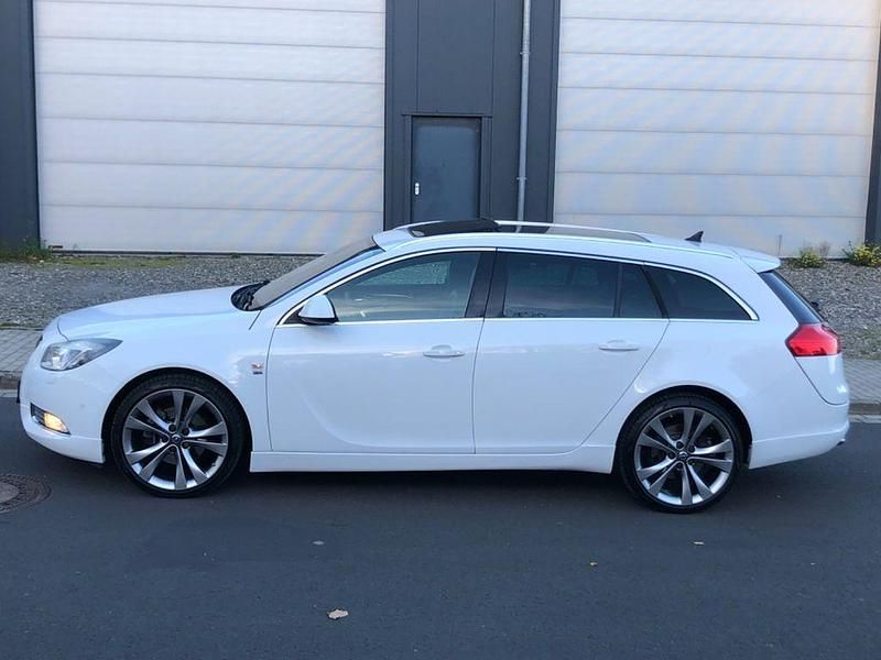 Weiß Gebraucht 2012 Opel Insignia OPC Kombi | 7.900 € (Teuer) - Bild 1/4