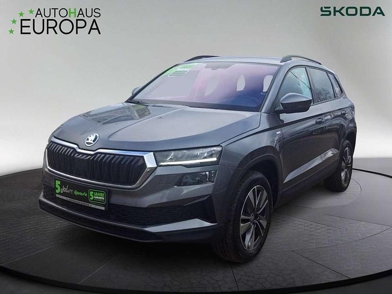 Graphitegrau metallic Gebraucht 2023 Skoda Karoq Tour SUV | 24.790 € (Guter Preis) - Bild 1/4