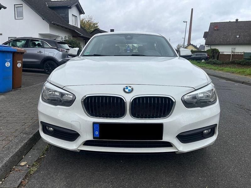 Weiß Gebraucht 2015 BMW 116 Urban Line Kleinwagen | 8.490 € (Guter Preis) - Bild 1/4