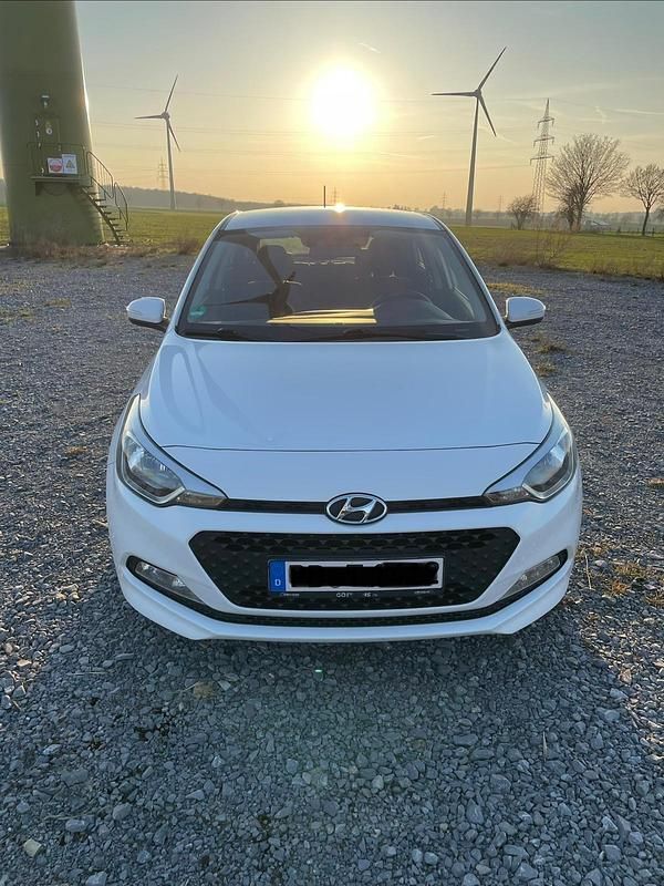 Gebraucht Hyundai i20 Trend 90 PS (66 kW) 2015 Weiß Kleinwagen