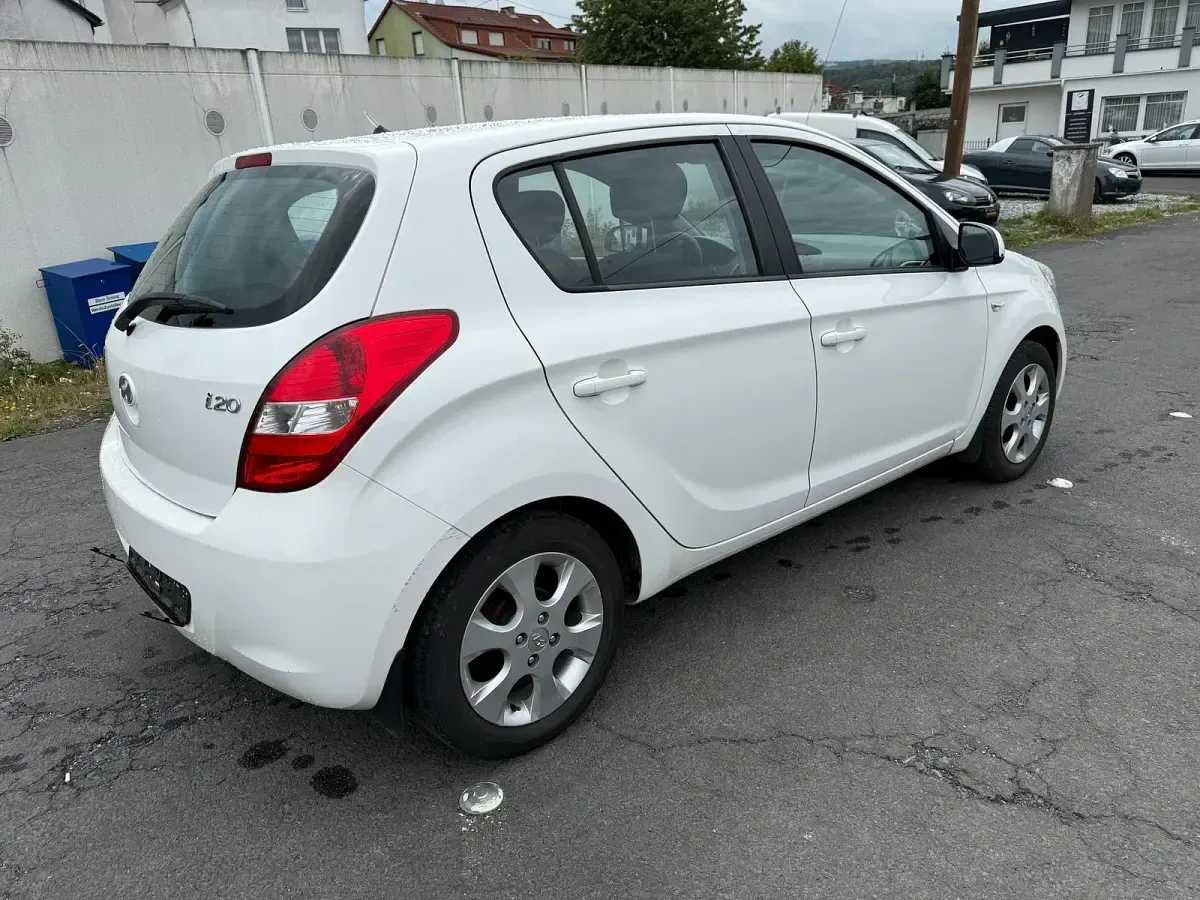 Gebraucht Hyundai i20 87 PS (63 kW) 2013 Weiß Kleinwagen