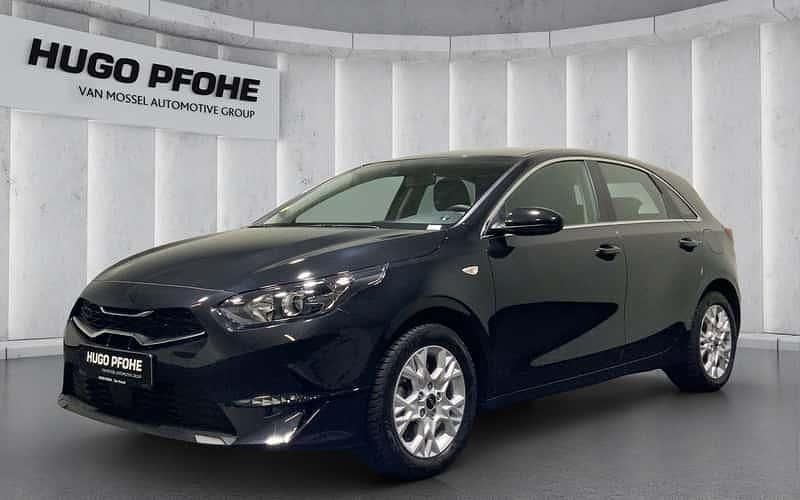 Schwarz Gebraucht 2023 Kia Ceed Vision Limousine | 19.490 € (Superpreis) - Bild 1/4