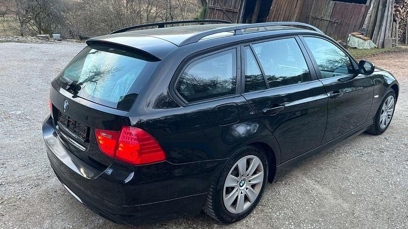 Gebraucht BMW 318 Basis 143 PS (105 kW) 2011 Schwarz Kombi