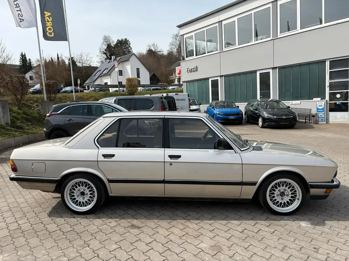 Gebraucht BMW 524 Sport Line 115 PS (84 kW) 1984 Beige Limousine