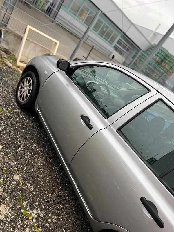 Grau Gebraucht 2003 Nissan Micra Cabrio | 1.600 € - Bild 1/4