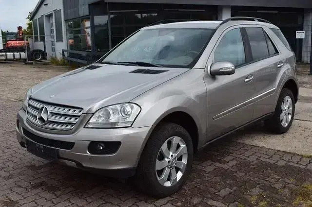 Gebraucht Mercedes ML320 224 PS (164 kW) 2007 Silber SUV