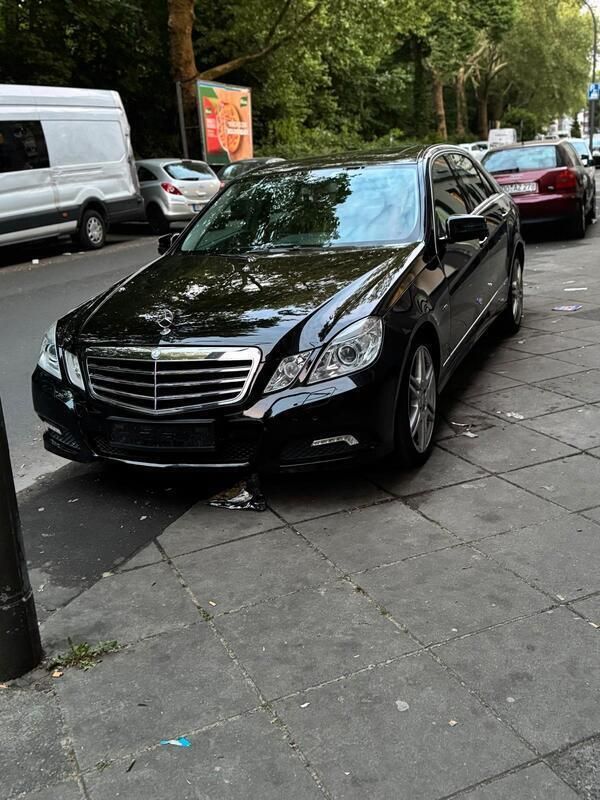 Schwarz Gebraucht 2010 Mercedes E350 Limousine | 8.500 € - Bild 1/4