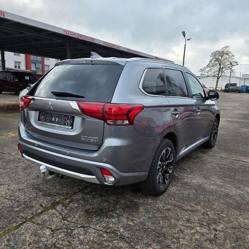Gebraucht Mitsubishi Outlander P-HEV Top 121 PS (88 kW) 2017 Platinumgrau SUV