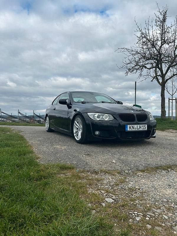 Schwarz Gebraucht 2011 BMW 330 Coupé | 12.500 € (Fairer Preis) - Bild 1/4