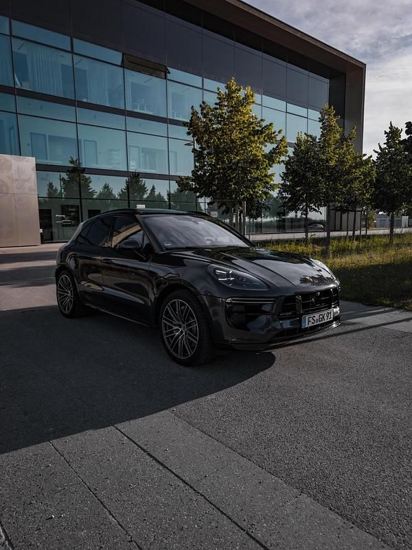 Grau Gebraucht 2020 Porsche Macan Turbo SUV | 59.500 € (Fairer Preis) - Bild 1/4