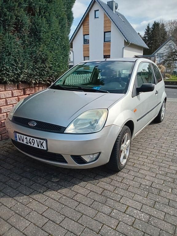 Gebraucht Ford Fiesta Trend 80 PS (58 kW) 2004 Silber Kleinwagen