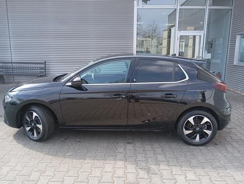 Gebraucht Opel Corsa-e Elegance 100 kW (136 PS) 2024 Lackierung schwarz perla nera/typ aussenverkleidung metalliclackierung Kleinwagen