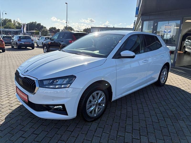 Weiß Gebraucht 2024 Skoda Fabia Selection Kleinwagen | 20.990 € (Fairer Preis) - Bild 1/4