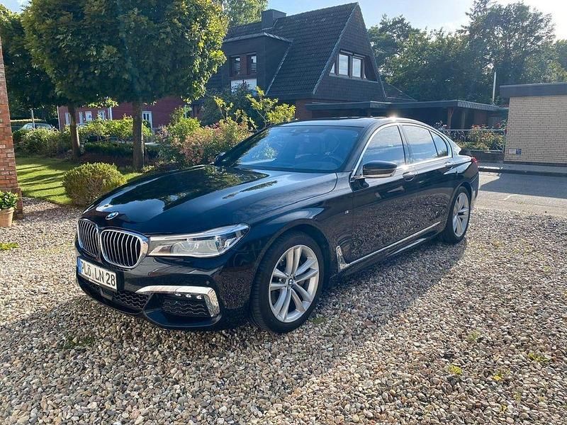 Blau Gebraucht 2018 BMW 740 Sport Line Limousine | 31.900 € (Guter Preis) - Bild 1/4