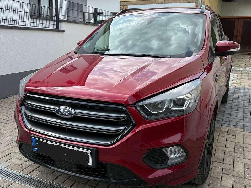 Rot Gebraucht 2018 Ford Kuga ST-Line SUV | 13.500 € (Fairer Preis) - Bild 1/4
