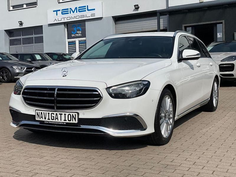Weiß Gebraucht 2021 Mercedes E220 Limousine | 25.999 € (Superpreis) - Bild 1/4