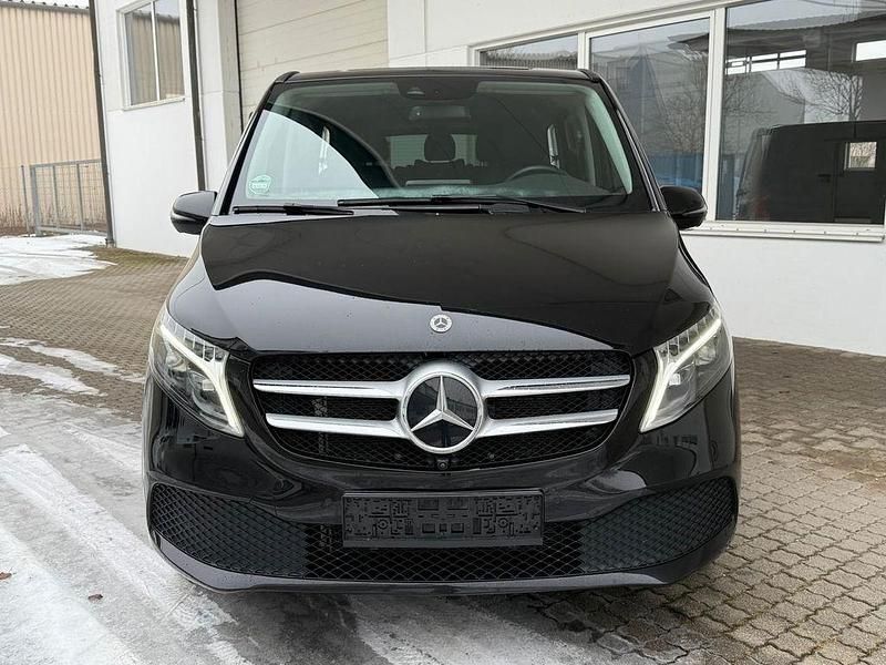 Gebraucht Mercedes V220 Avantgarde 163 PS (119 kW) 2024 Schwarz Van / Kleinbus