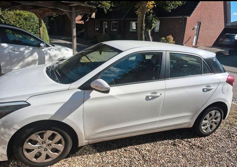 Weiß Gebraucht 2016 Hyundai i20 Kleinwagen | 6.850 € (Fairer Preis) - Bild 1/4