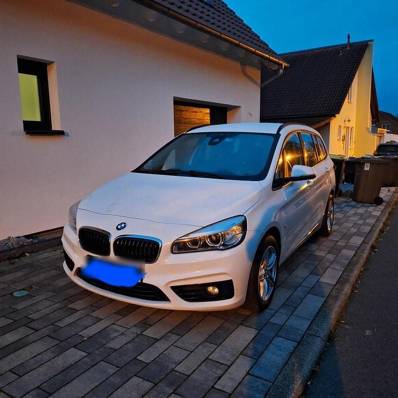 Weiß Gebraucht 2017 BMW 218 Gran Tourer Van / Kleinbus | 7.800 € (Guter Preis) - Bild 1/4