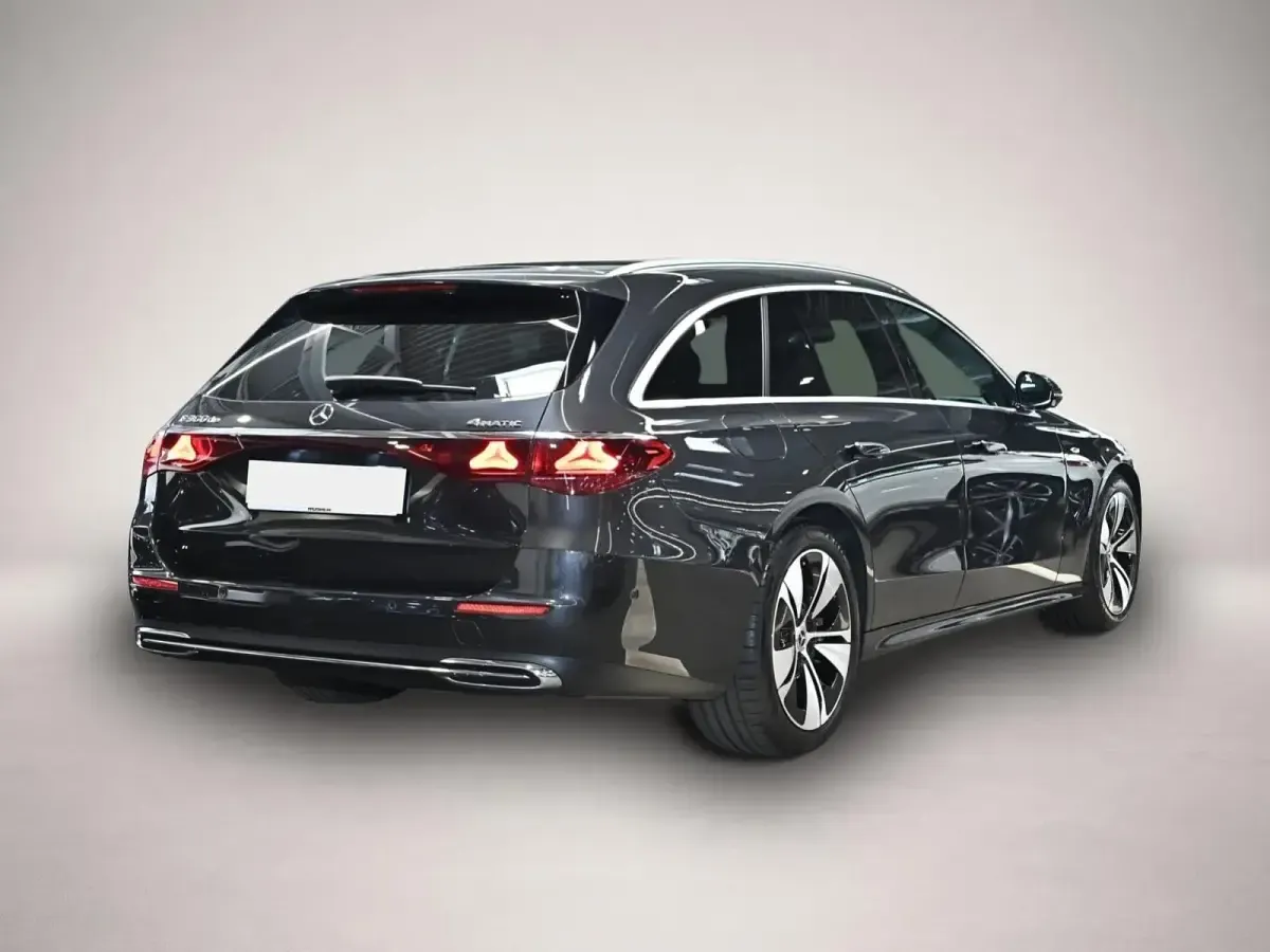 Gebraucht Mercedes E300 197 PS (144 kW) 2025 Manufacturer