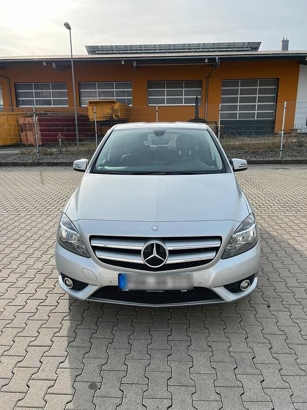 Silber Gebraucht 2011 Mercedes 180 Limousine | 7.490 € (Teuer) - Bild 1/4