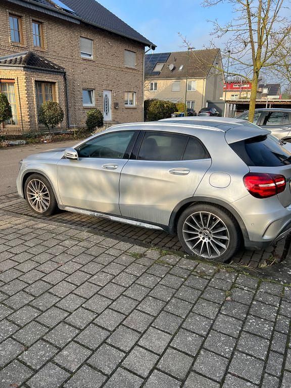 Gebraucht Mercedes GLA250 211 PS (155 kW) 2018 Grau SUV