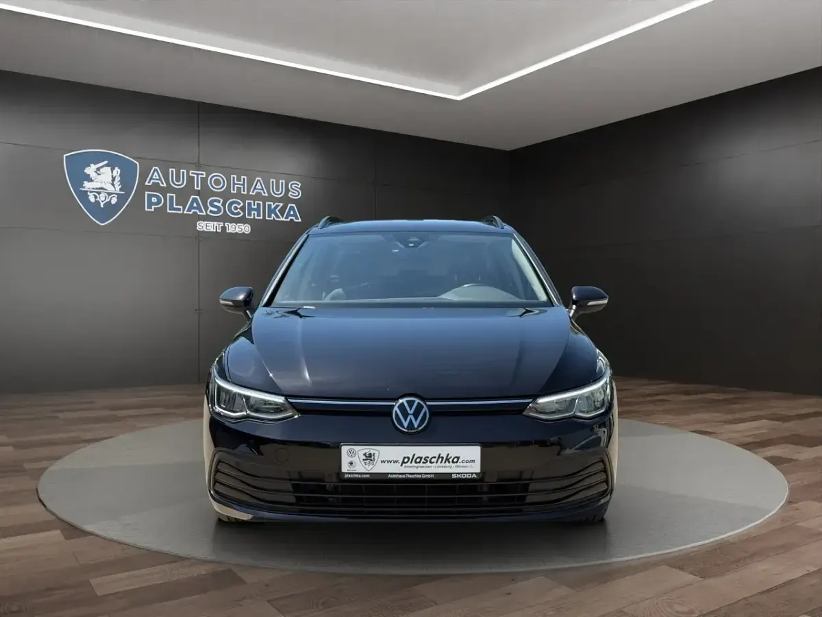 Gebraucht VW Golf VIII Life 150 PS (110 kW) 2024 Deep black perleffekt (schwarz) Kombi