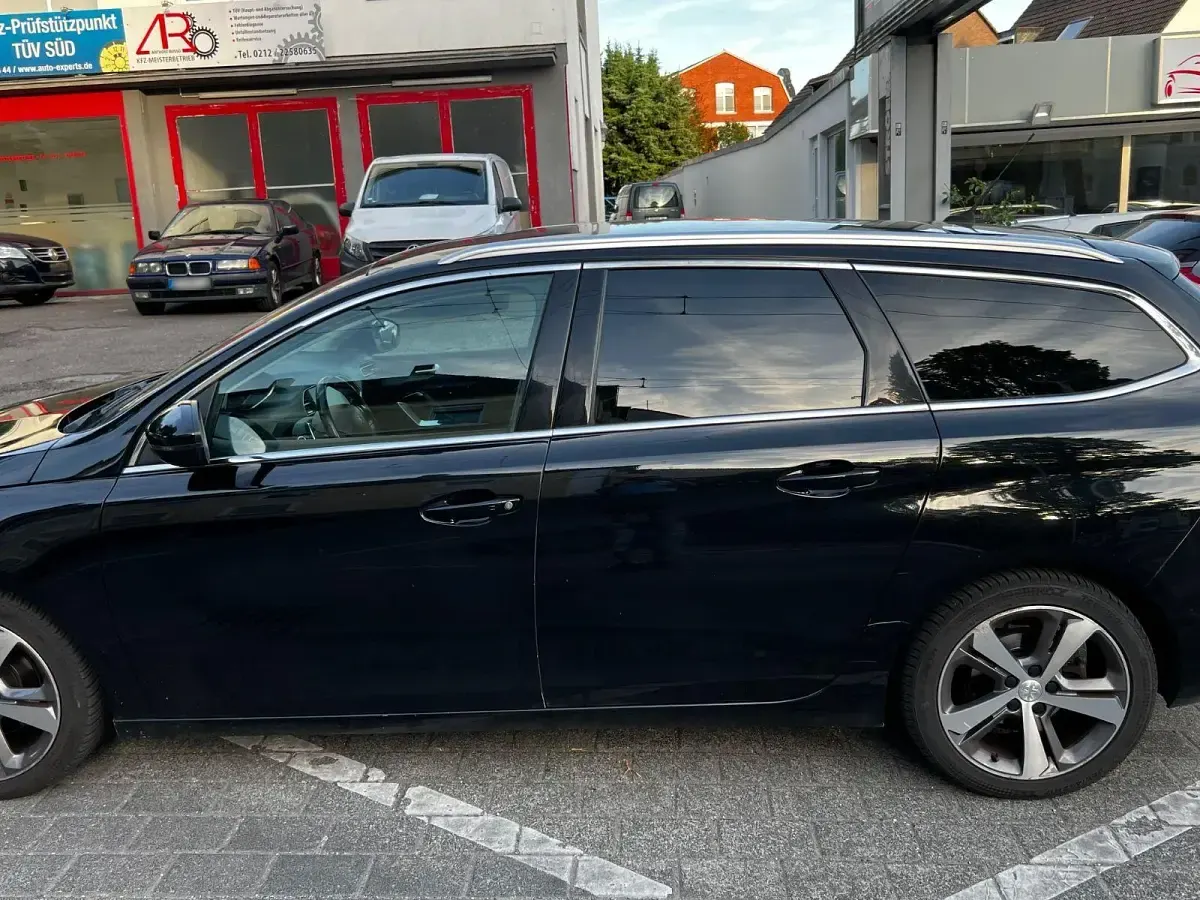 Gebraucht Peugeot 308 Allure 131 PS (96 kW) 2019 Schwarz Kombi