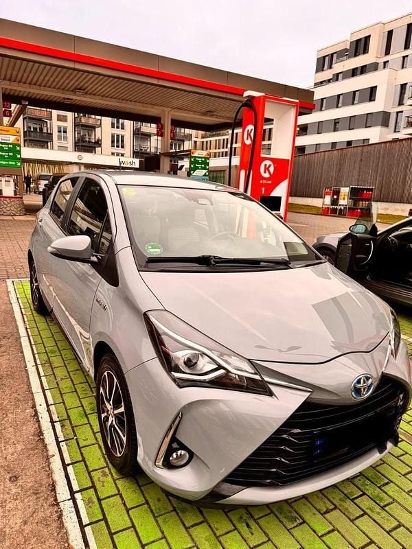 Grau Gebraucht 2019 Toyota Yaris Hybrid Club Kleinwagen | 13.000 € (Guter Preis) - Bild 1/4