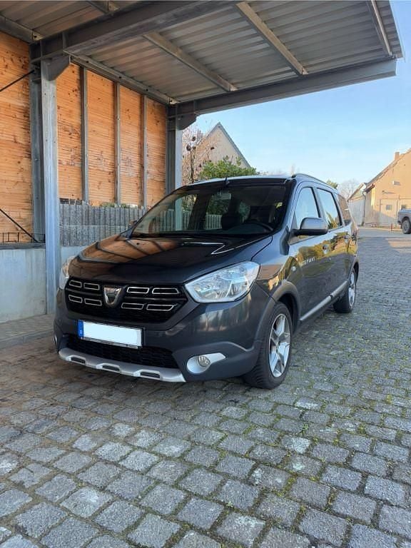 Grau Gebraucht 2020 Dacia Lodgy Stepway Van / Kleinbus | 11.990 € (Fairer Preis) - Bild 1/4