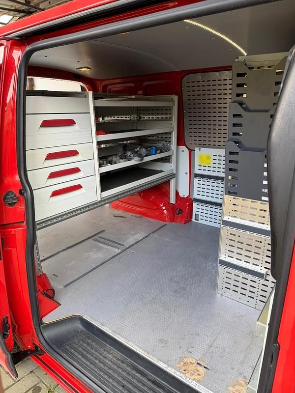 Gebraucht VW Transporter 101 PS (74 kW) 2016 Rot Van