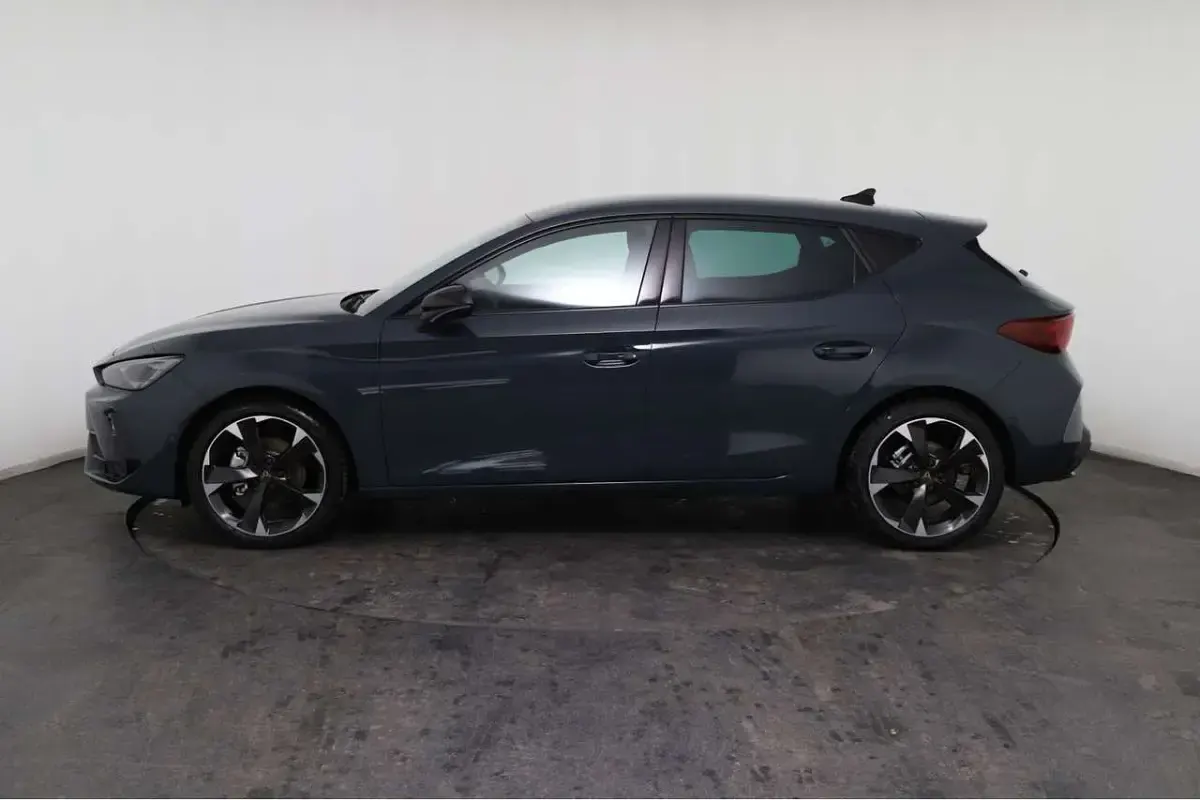 Neu Cupra Leon 150 PS (110 kW) 2026 Blau Limousine