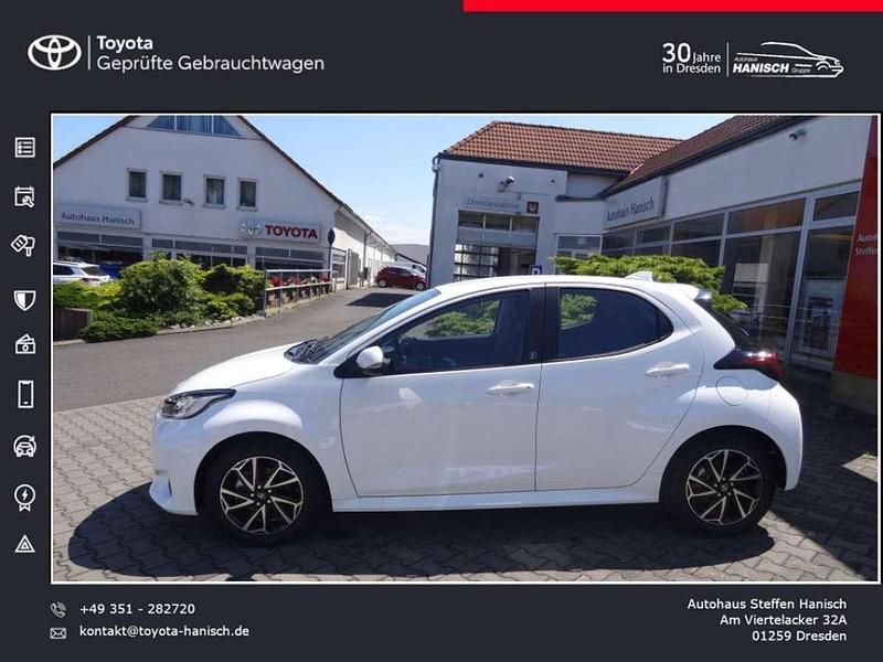 Schneeweiß Gebraucht 2023 Toyota Yaris Hybrid Team Kleinwagen | 23.490 € (Etwas zu teuer) - Bild 1/4