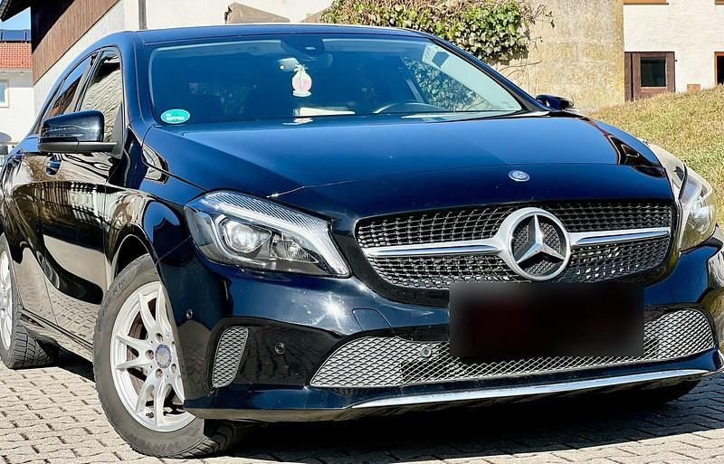 Gebraucht Mercedes A200 136 PS (100 kW) 2016 Schwarz Limousine