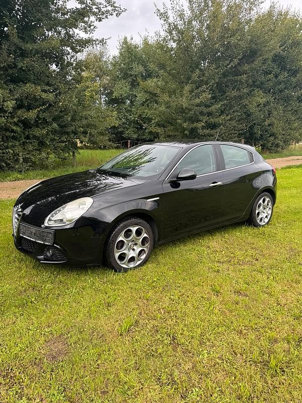 Schwarz Gebraucht 2012 Alfa Romeo Giulietta Turismo Kleinwagen | 3.900 € (Guter Preis) - Bild 1/4