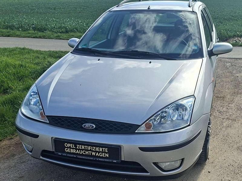 Gebraucht Ford Focus Trend 101 PS (74 kW) 2003 Titan silber Kombi