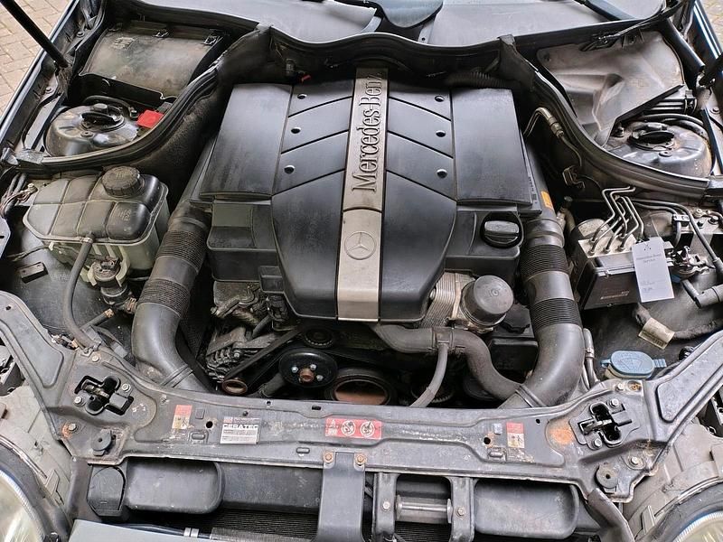 Second-hand Mercedes CLK320 2005 Albastru Coupe