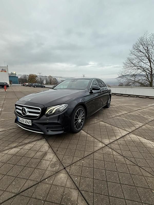 Schwarz Gebraucht 2018 Mercedes E220 AMG line Limousine | 26.500 € (Fairer Preis) - Bild 1/4