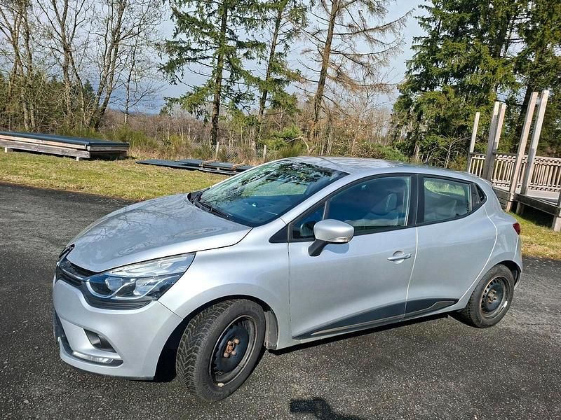 Gebraucht Renault Clio IV 90 PS (66 kW) 2016 Silber Limousine
