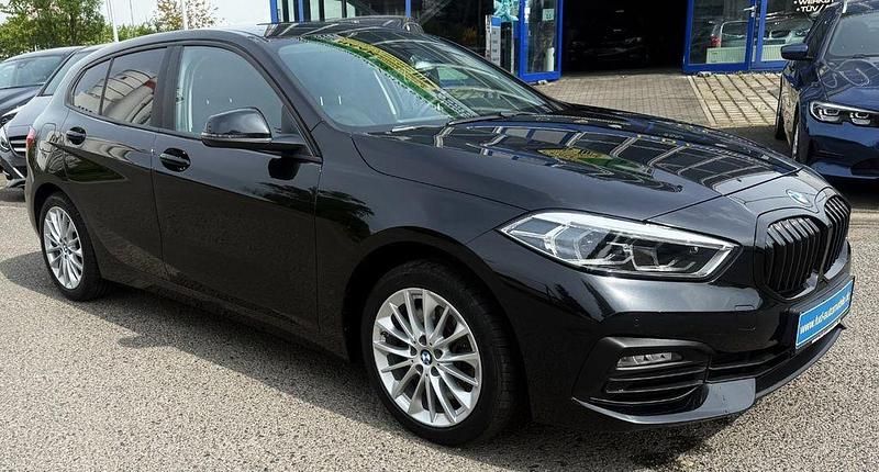 Schwarz Gebraucht 2020 BMW 120 Sport Line Kleinwagen | 24.980 € (Fairer Preis) - Bild 1/4