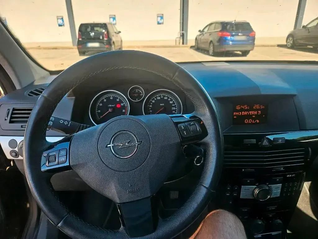 Gebraucht Opel Astra 115 PS (84 kW) 2010 Schwarz Kombi